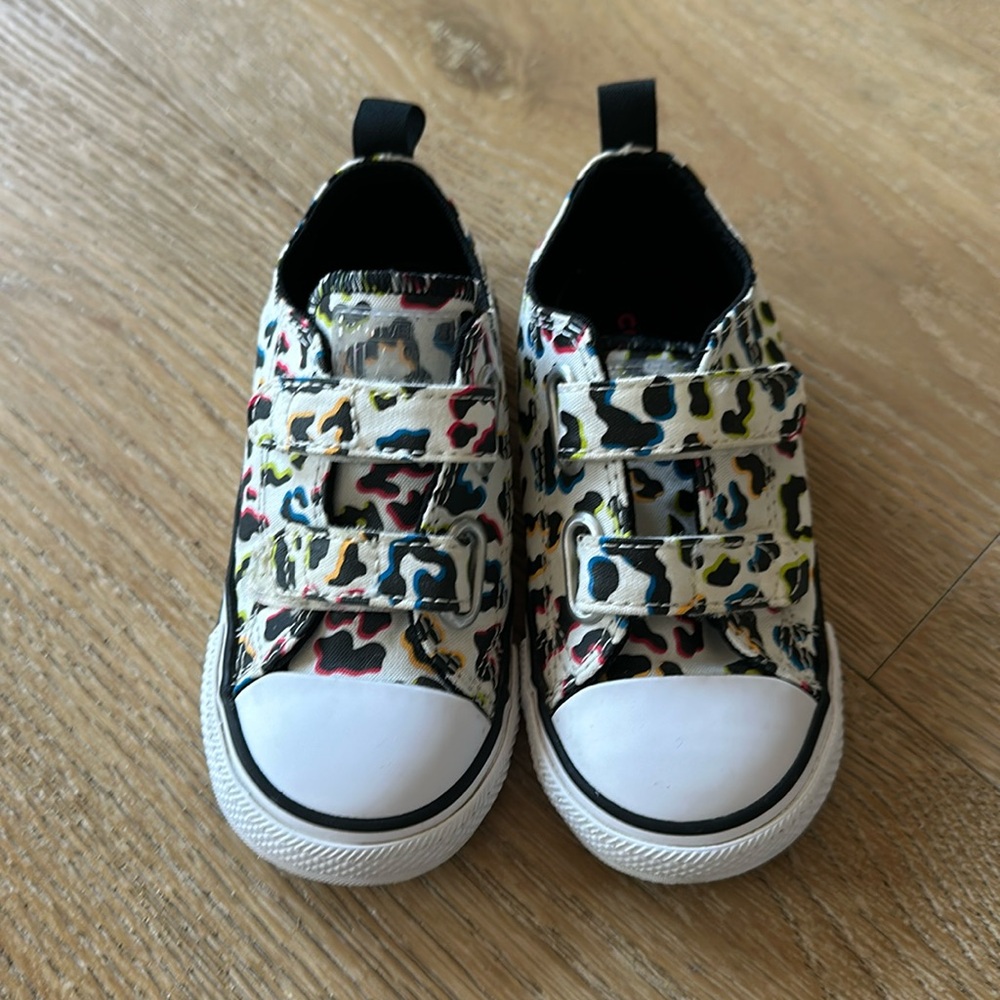 ***ALMOST NEW*** worn 3x leopard Converse